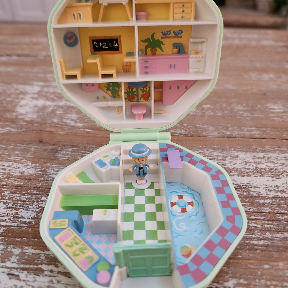 Original 1990 Bluebird PollyPocket Schoolhouse With Student